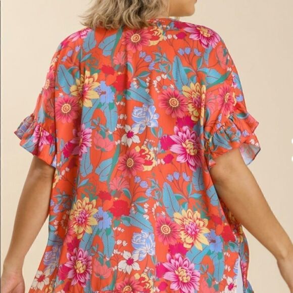 Umgee Plus Size Floral Print V-Neck Short Ruffle Hem Sleeve Top with Side Slits - Picture 4 of 9